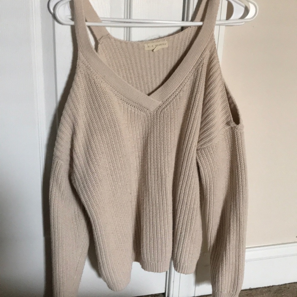 Peep shoulder sweater